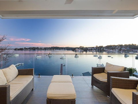 Absolute Waterfront Lakehouse Fishing Point Waterfront Pool Jetty - Hotel Accommodation 1