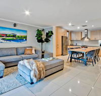 Adelaide 4 Bedroom House with Pool - Hotel Accommodation