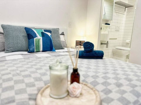 ES2410-2Bed 2Bath Vision Apt With Balcony, Pool & Gym - Hotel Accommodation 0