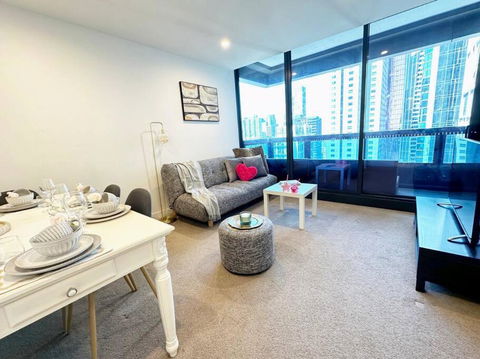ES2410-2Bed 2Bath Vision Apt With Balcony, Pool & Gym - Hotel Accommodation 4