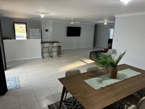 Executive Escape 4 Bedroom Home - Hotel Accommodation 2
