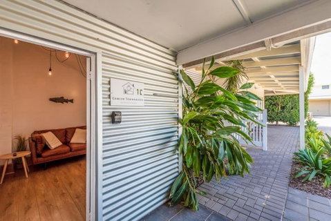Gawler Townhouses 1C , 1 Queen Bed - Hotel Accommodation 1
