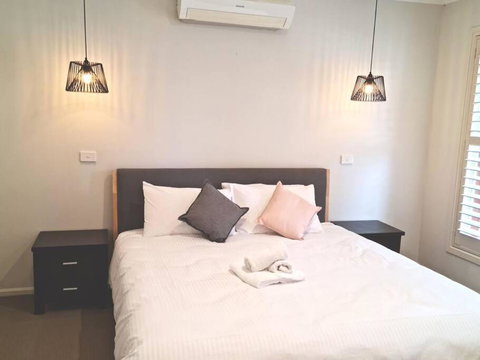 Generous 4 Bedroom Home Close To Park And Shops - Hotel Accommodation 0