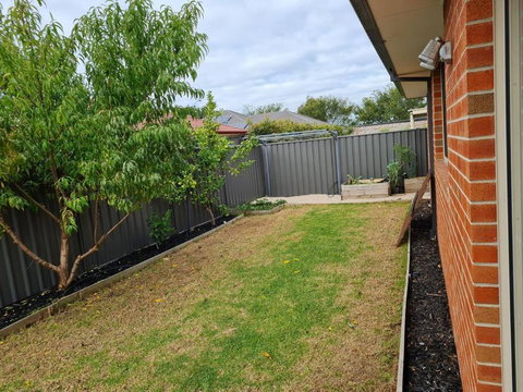 Generous 4 Bedroom Home Close To Park And Shops - Hotel Accommodation 1