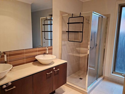 Generous 4 Bedroom Home Close To Park And Shops - Hotel Accommodation 2