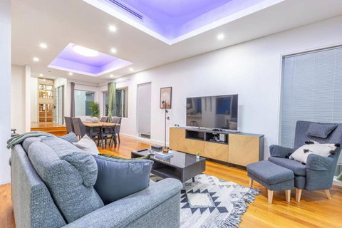 Glamorous 5BD House W Water View In Melrose Park - Hotel Accommodation 2