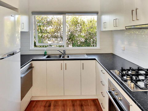 Glen Iris, Quiet Boutique 2 Bedroom Netflix, WIFI, Parking, Free Wine - Hotel Accommodation 4