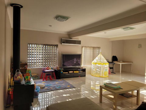 Holiday Style A Downstairs Room In Springwood Qld - Hotel Accommodation 1