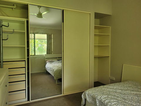 Holiday Style A Downstairs Room In Springwood Qld - Hotel Accommodation 3
