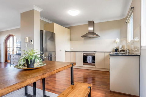Inner City Pad Indooroopilly - Hotel Accommodation 2