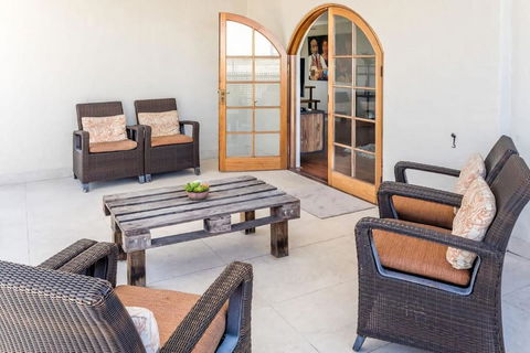 Inner City Pad Indooroopilly - Hotel Accommodation 3