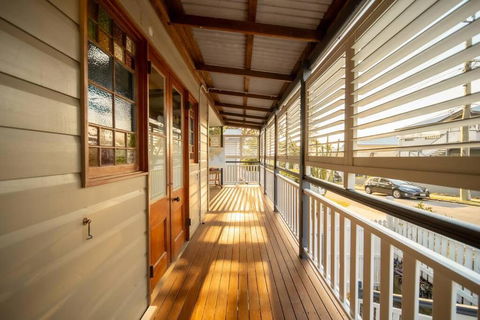 House Of Fairy Wren -Charming Queenslander Cottage Mins Drive To Brisbane CBD And Gabba Stadium! - Hotel Accommodation 1