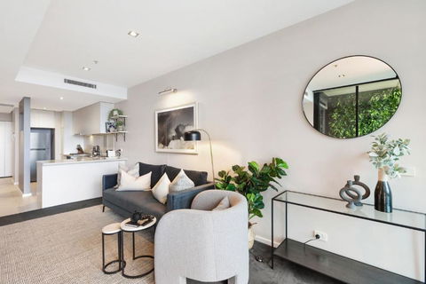 Impeccably Chic 2-Bed With Views & Fab Amenities - Hotel Accommodation 1