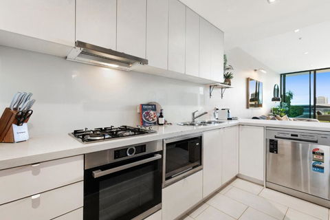 Impeccably Chic 2-Bed With Views & Fab Amenities - Hotel Accommodation 3