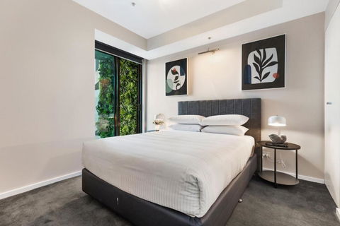 Impeccably Chic 2-Bed With Views & Fab Amenities - Hotel Accommodation 2