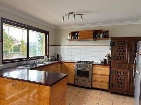 House And Van On The River - Hotel Accommodation 2