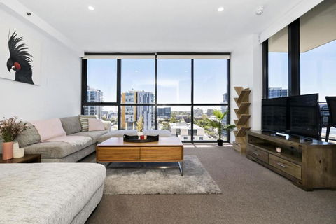 Isaac - The Cityscape View Apartment - Hotel Accommodation 2