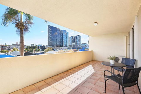 Inner-City 1-Bed With Pool Gym Sauna & Spa - Hotel Accommodation 3