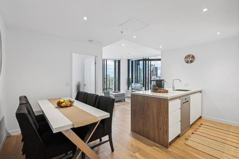 Inner-City 1-Bed With Stunning Views, Pool & Gym - Hotel Accommodation 3