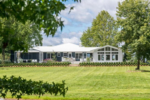 Isca House, Exeter, NSW - Hotel Accommodation 0