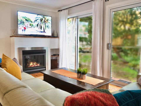 Alice's Palace, 2-minute Walk To Lifeguard Patrolled Surf Beach - Hotel Accommodation 1