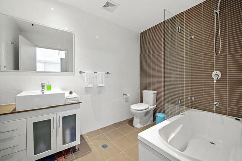 All Amenities Only Downstairs, 20 Mins To CBD - Hotel Accommodation 2