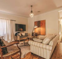 Ambrose On Byng - Central Location w/ 2 Bathroom - Hotel Accommodation