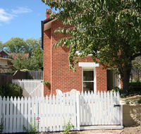 Annies Garden Cottage - Hotel Accommodation