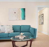 Art Deco apartment steps from harbour and beach - Hotel Accommodation