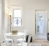 Art Deco Oasis Minutes From the City - Hotel Accommodation