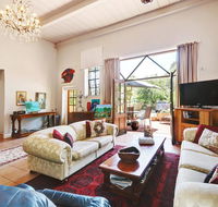 Arty Warehouse Apartment - stroll to South beach