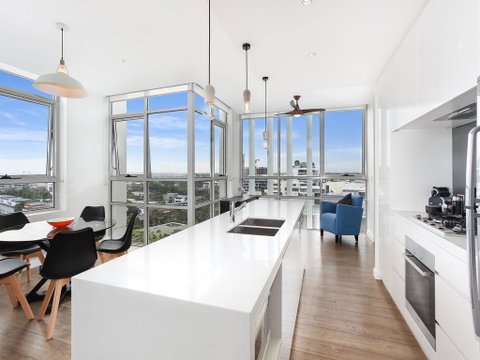 As The Sun Sets - Modern And Spacious 2BR Zetland Apartment Facing The Setting Sun - Hotel Accommodation 2