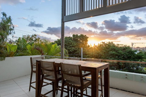 Luxurious Living - 3Bed-3Bath-1Car-Pool - Balmoral - Hotel Accommodation 2