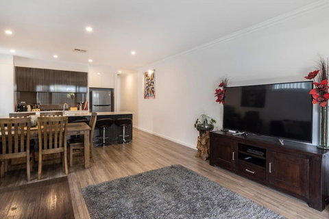 Luxury Home In Christies Beach With King Bed, NBN, Netflix, 3Bed 2Bath - Hotel Accommodation 1