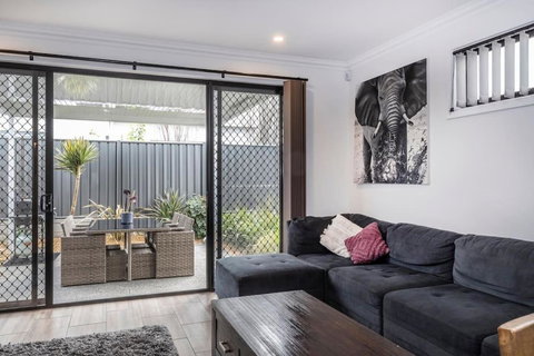 Luxury Home In Christies Beach With King Bed, NBN, Netflix, 3Bed 2Bath - Hotel Accommodation 2