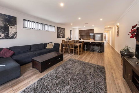 Luxury Home In Christies Beach With King Bed, NBN, Netflix, 3Bed 2Bath - Hotel Accommodation 3