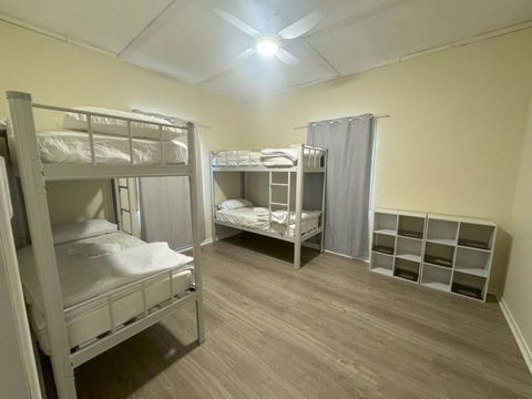 Massive 3 Bedroom Home With Backyard - Hotel Accommodation 0