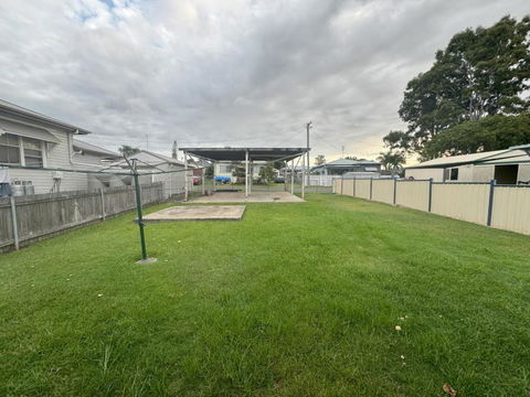 Massive 3 Bedroom Home With Backyard - Hotel Accommodation 2