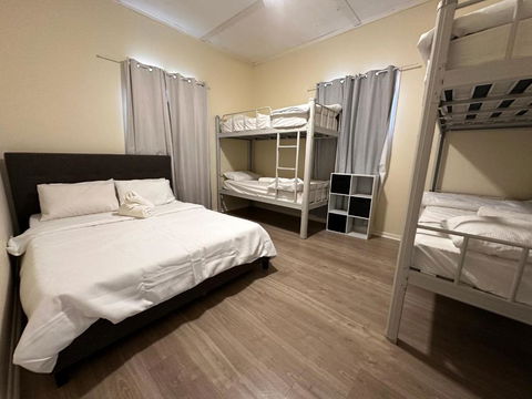 Massive 3 Bedroom Home With Backyard - Hotel Accommodation 1