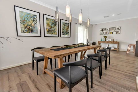 Mid Century 4 Bedroom Getaway In Barossa Vineyard - Hotel Accommodation 2