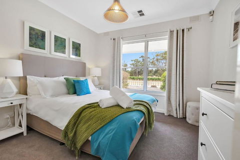Mid Century 4 Bedroom Getaway In Barossa Vineyard - Hotel Accommodation 1
