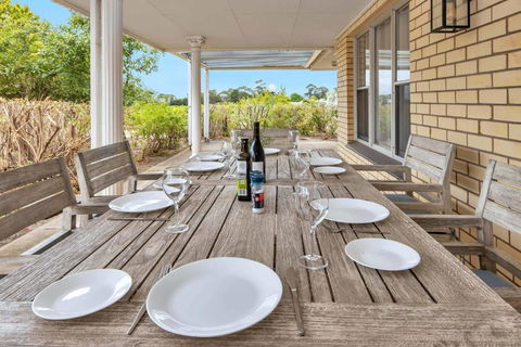 Mid Century 4 Bedroom Getaway In Barossa Vineyard - Hotel Accommodation 3