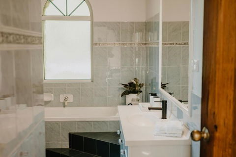 Misty Mountain Manor - Hotel Accommodation 3