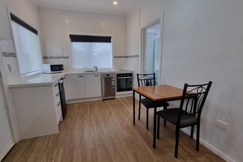 Modern 1 Bedroom Studio Free Parking Close To CBD - Hotel Accommodation 0