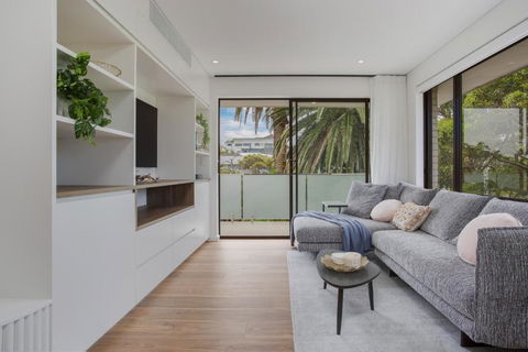 Modern, North-east Facing, 2-bed Apartment - Hotel Accommodation 0