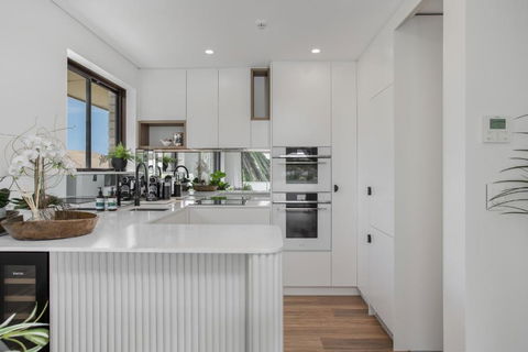 Modern, North-east Facing, 2-bed Apartment - Hotel Accommodation 2
