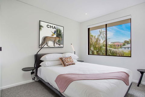 Modern, North-east Facing, 2-bed Apartment - Hotel Accommodation 1