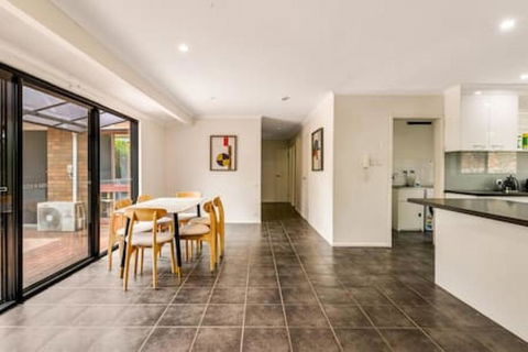 Modern Comfort Retreat 4Bed Cozy Haven W Pool - Hotel Accommodation 0