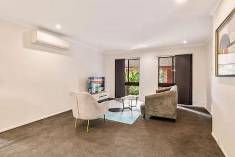 Modern Comfort Retreat 4Bed Cozy Haven W Pool - Hotel Accommodation 1