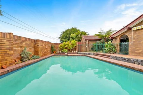 Modern Comfort Retreat 4Bed Cozy Haven W Pool - Hotel Accommodation 2